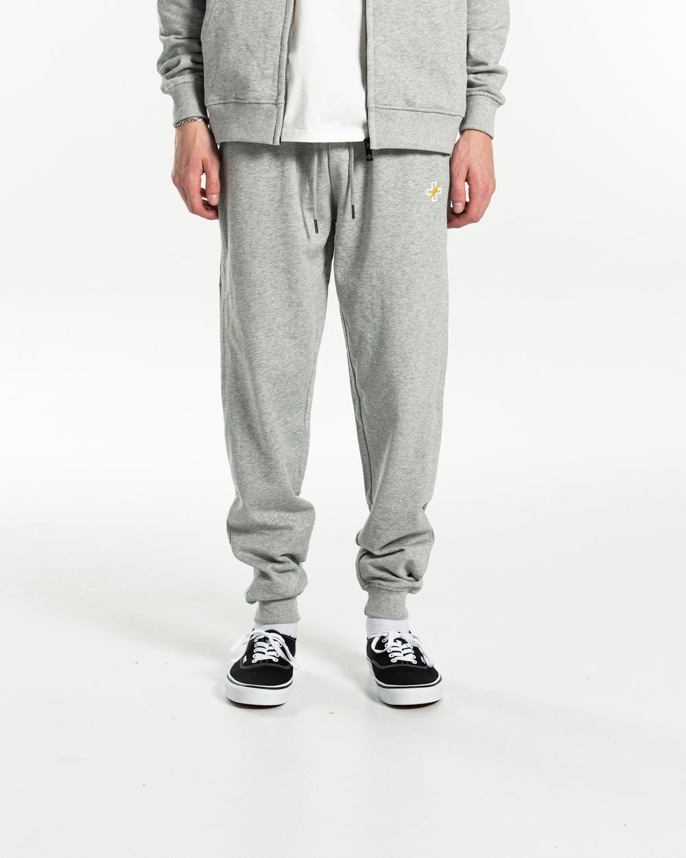 PSTVNRG Jogger in ash grey, half body view